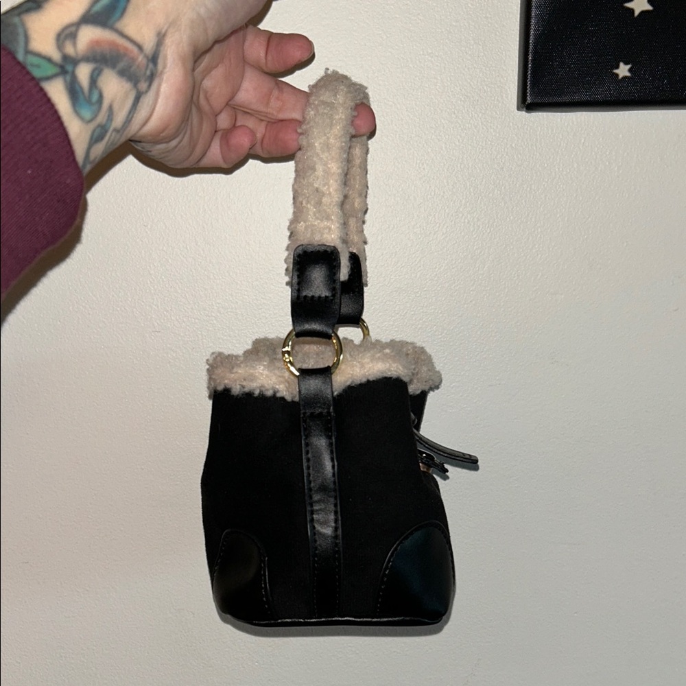 Black mini bag faux shearling trim & faux suede/smooth leather w crossbody strap - Picture 4 of 9